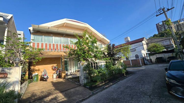 มีบางส่วน ขาย บ้านเดี่ยว หลังมุม เนื้อที่ 61 ตร.ว. ซอยสมเด็จพระปิ่นเกล้า 17 (ฝั่งตรงข้ามพาต้า ปิ่นเกล้า) ราคา 17.5 ล้านบาท 