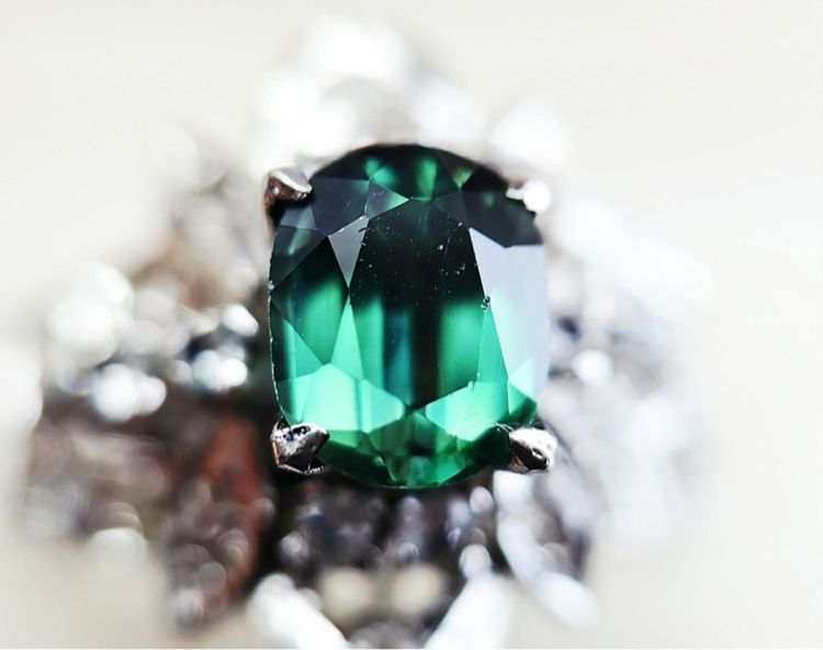 แหวนเงินแท้ งานเก่า พลอยแท้เขียวส่อง 💚ล้อมพลอยขาว🤍 S.52 นน. 4.5 กรัม สวยงาม  รูปที่ 5