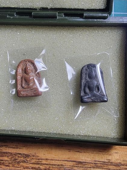 เปิดราคา พระกำแพงซุ้มกอพิมพ์กลาง กำแพงเพชร เนื้อดำและเนื้อแดง