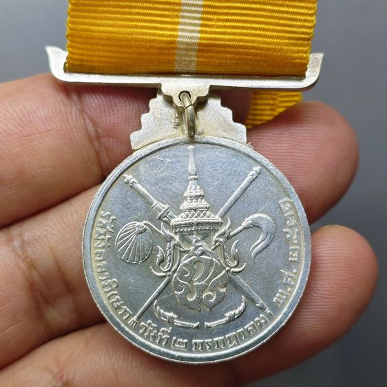 เหรียญเงินแพรแถบ ที่ระลึกรัชมังคลาภิเษก หายาก สร้างน้อย 2531 แบบชาย รูปที่ 4
