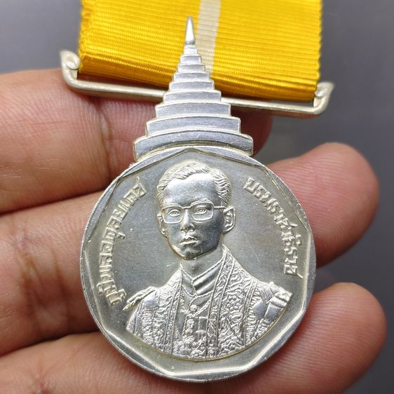 เหรียญเงินแพรแถบ ที่ระลึกรัชมังคลาภิเษก หายาก สร้างน้อย 2531 แบบชาย รูปที่ 3