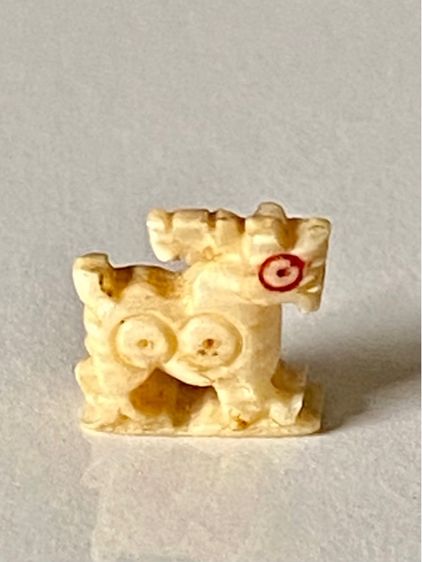 สิงห์แกะหลวงพ่อหอมจิ๋วขนาดตา รูป สวยทั้งเนื้ิอสิงห์วายทั้งการแกะ ชำรุดหางหัก  เก่าแท้ จิ๋วขนาดเม็ดข้าวสาร สวยงาม รูปที่ 6