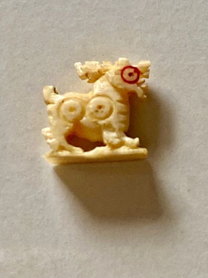 สิงห์แกะหลวงพ่อหอมจิ๋วขนาดตา รูป สวยทั้งเนื้ิอสิงห์วายทั้งการแกะ ชำรุดหางหัก  เก่าแท้ จิ๋วขนาดเม็ดข้าวสาร สวยงาม รูปที่ 5