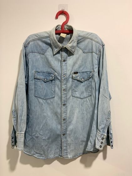 อื่นๆ อื่นๆ แขนยาว อื่นๆ อื่นๆ เสื้อเชิ้ตยีนส์ LEE รุ่นเก่า made in USA  แท้ 💯 size วัดจริงขนาด อก 22 ยาว 29 นิ้ว สภาพดีมาก สีเฟดสวย หายากน่าสะสมครับ