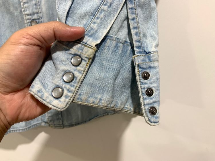เสื้อเชิ้ตยีนส์ LEE รุ่นเก่า made in USA  แท้ 💯 size วัดจริงขนาด อก 22 ยาว 29 นิ้ว สภาพดีมาก สีเฟดสวย หายากน่าสะสมครับ รูปที่ 2