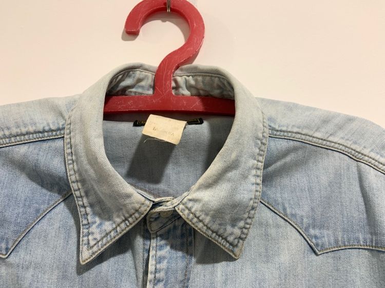 เสื้อเชิ้ตยีนส์ LEE รุ่นเก่า made in USA  แท้ 💯 size วัดจริงขนาด อก 22 ยาว 29 นิ้ว สภาพดีมาก สีเฟดสวย หายากน่าสะสมครับ รูปที่ 4