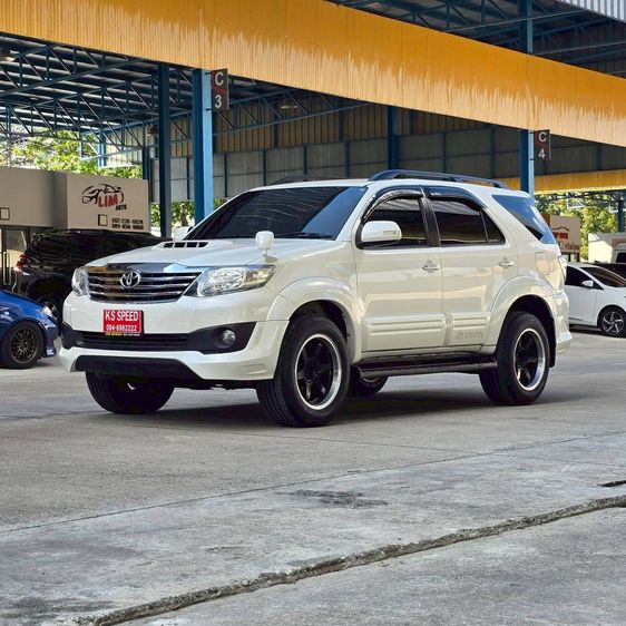 รถ Toyota Fortuner 3.0 V สี ขาว