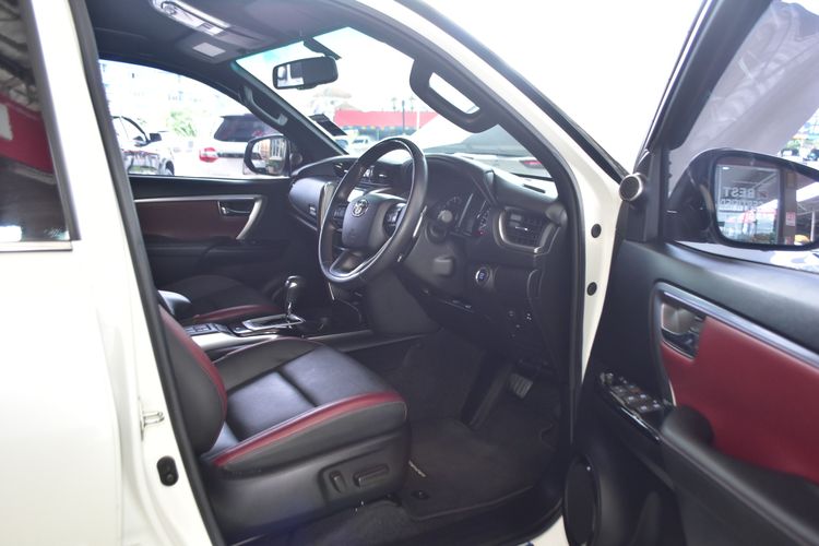 Toyota Fortuner 2022 2.4 Legender Utility-car ดีเซล ไม่ติดแก๊ส เกียร์อัตโนมัติ ขาว รูปที่ 4