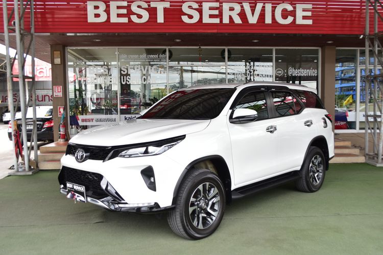 รถ Toyota Fortuner 2.4 Leader G สี ขาว
