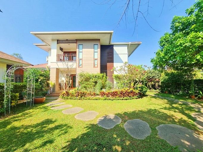 บ้านสวนหลังใหญ่ในเขตเมืองขอนแก่น แปลงหัวมุมติดถนน 3 ด้าน เป็นส่วนตัว สวนสวยรอบบ้าน ทุกห้องมีระเบียงและเห็นวิวสวน ตรงข้ามสระน้ำ ไม้สักจากลาวเ