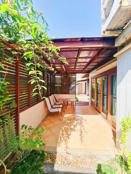 ตกแต่งครบ บ้านสวนหลังใหญ่ในเขตเมืองขอนแก่น แปลงหัวมุมติดถนน 3 ด้าน เป็นส่วนตัว สวนสวยรอบบ้าน ทุกห้องมีระเบียงและเห็นวิวสวน ตรงข้ามสระน้ำ ไม้สักจากลาวเ รูปที่ 4
