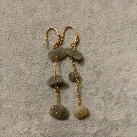 ต่างหู​​ Labradorite หินแห่งการปกป้อง