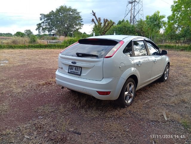 รถ Ford Focus 2.0 Ghia สี ขาว
