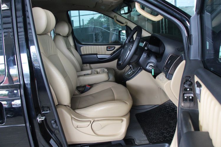 Hyundai H-1  2018 2.5 Deluxe Utility-car ดีเซล ไม่ติดแก๊ส เกียร์อัตโนมัติ ดำ รูปที่ 3