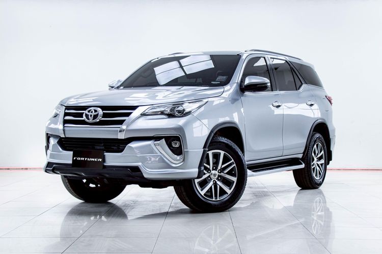 รถ Toyota Fortuner 2.8 V สี เทา