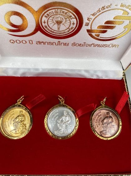 เหรียญสมเด็จพระพุทธชินราชกับสมเด็จพระนเรศวรพร้อมเลี่ยมกรอบสวยงามครบรอบ 100 ปีสหกรณ์ไทย รูปที่ 2