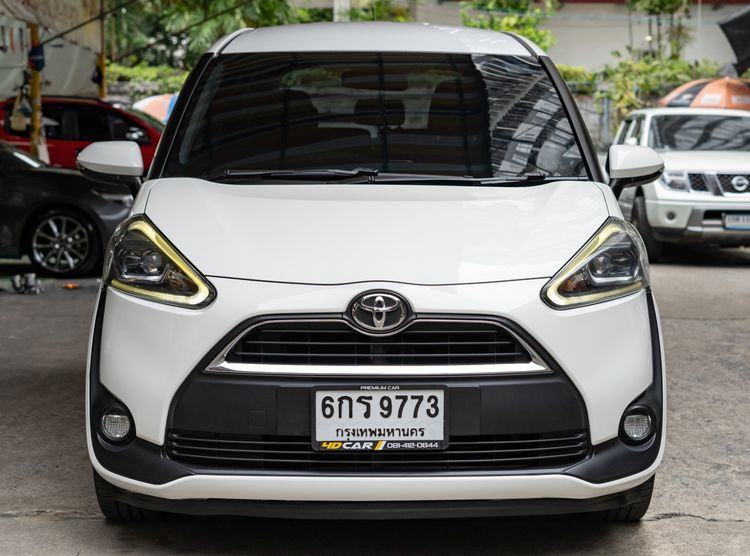 รถ Toyota Sienta 1.5 V สี ขาว