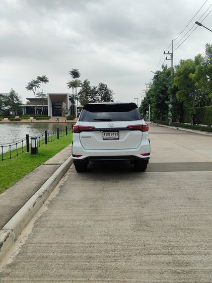 Toyota Fortuner 2023 2.4 Legender Utility-car ดีเซล ไม่ติดแก๊ส เกียร์อัตโนมัติ ขาว รูปที่ 4