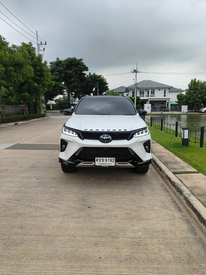 รถ Toyota Fortuner 2.4 Legender สี ขาว