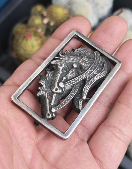 หัวเข็มขัดม้าคู่เงินแท้ ฝังพลอย งานนอกงานเก่า หนึ่งเดียวครับ ราคาแบ่งปัน รูปที่ 3