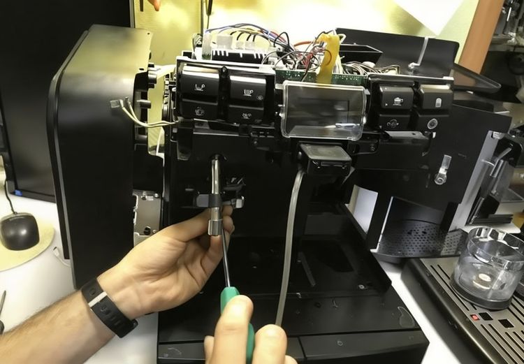 ช่างซ่อมและล้างเครื่องชงกาแฟ