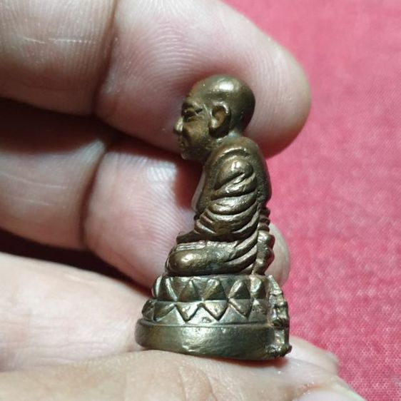 หลวงพ่อทวด บัวรอบ รุ่น ๙ รอบ ๙ พิธี ที่ระลึกท่าน ขุนพันธ์ มีอายุครบ ๙ รอบ ๑๐๘ ปี
เนื้อทองแดง ตอกโค๊ตชัดเจน พระแท้ดูง่าย
พระสวยไม่มีกล่อง รูปที่ 4