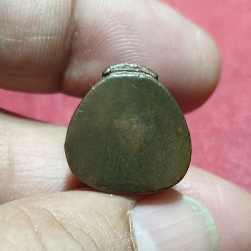 หลวงพ่อทวด บัวรอบ รุ่น ๙ รอบ ๙ พิธี ที่ระลึกท่าน ขุนพันธ์ มีอายุครบ ๙ รอบ ๑๐๘ ปี
เนื้อทองแดง ตอกโค๊ตชัดเจน พระแท้ดูง่าย
พระสวยไม่มีกล่อง รูปที่ 5