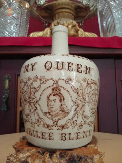 อังกฤษ..ขวดวิสกี้ my queen เนื้อเซรามิคโบราณสภาพเยี่ยม รูปที่ 8