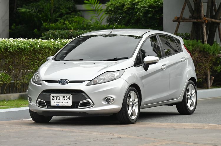 รถ Ford Fiesta 1.5 Sport สี บรอนซ์เงิน