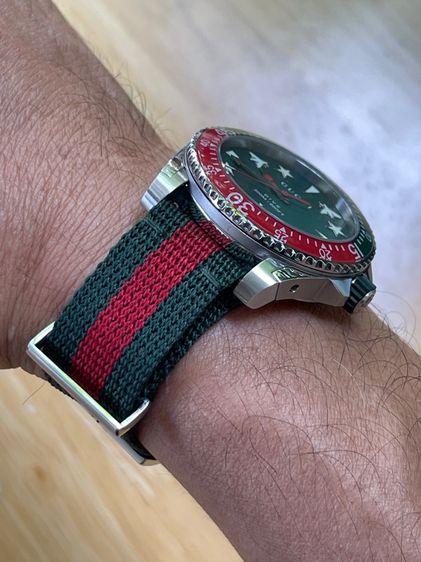 GUCCI DIVE 45MM QUARTZ GREEN DIAL NYLON STRAP MEN'S WATCH YA136339 รูปที่ 16