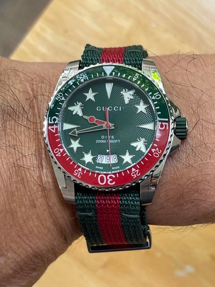 GUCCI DIVE 45MM QUARTZ GREEN DIAL NYLON STRAP MEN'S WATCH YA136339 รูปที่ 14