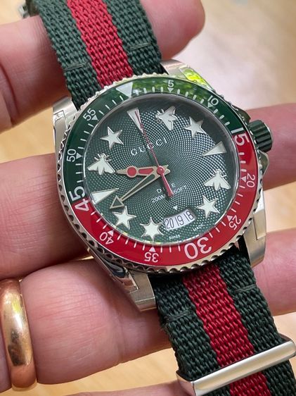 GUCCI DIVE 45MM QUARTZ GREEN DIAL NYLON STRAP MEN'S WATCH YA136339 รูปที่ 13
