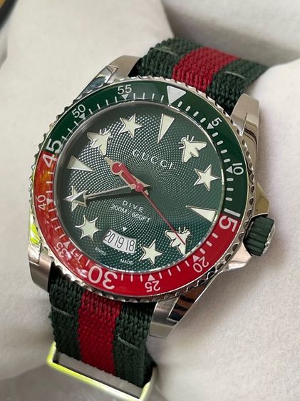 เขียว GUCCI DIVE 45MM QUARTZ GREEN DIAL NYLON STRAP MEN'S WATCH YA136339