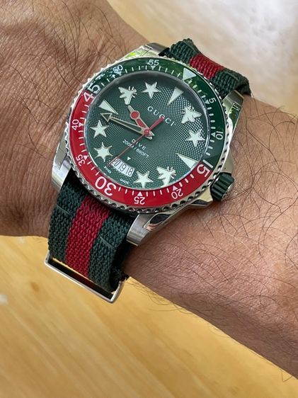 GUCCI DIVE 45MM QUARTZ GREEN DIAL NYLON STRAP MEN'S WATCH YA136339 รูปที่ 15
