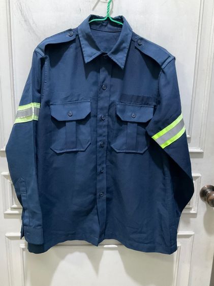 บริจาคเสื้อทำงานแขนยาวมีแถบสะท้อนแสง สีกรม มือสอง อก 41 ยาว 28 นิ้ว