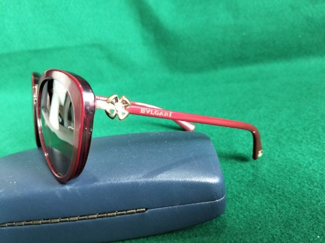 แว่นตากันแดดท่านหญิงแบรนด์ BVLGARI รุ่น 8226-B แท้ made in Italy.กระจก Polarized ขนาด 54-20-140mm.ข้างก้านมีเพชรคริสตัล  รูปที่ 4