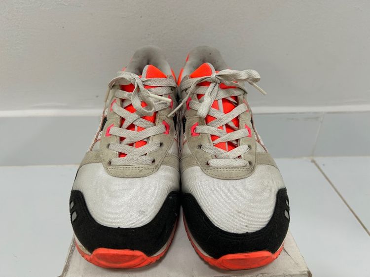 รองเท้าผ้าใบ asics