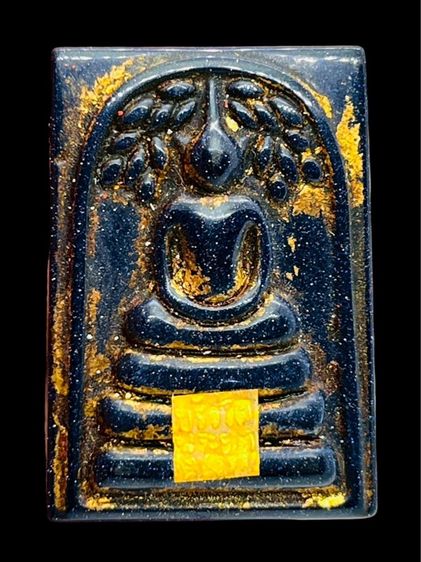 พระสมเด็จพิมพ์ปรกโพธิ์อกครุฑ ปิดแผ่นทองคำ 2411 เนื้อทรายเงินหิน แห่งความร่ำรวย และเชื่อกันว่าช่วยเสริมโชคลาภ เงินทอง และความเจริญรุ่งเรือง