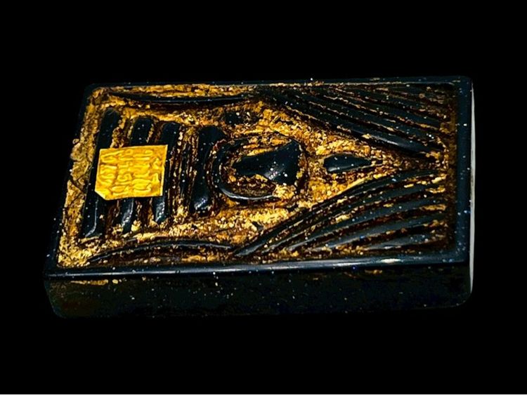 พระสมเด็จพิมพ์ แหวกม่าน ปิดแผ่นทองคำ 2411 เนื้อทรายเงินหิน แห่งความร่ำรวย และเชื่อกันว่าช่วยเสริมโชคลาภ เงินทอง และความเจริญรุ่งเรือง รูปที่ 4