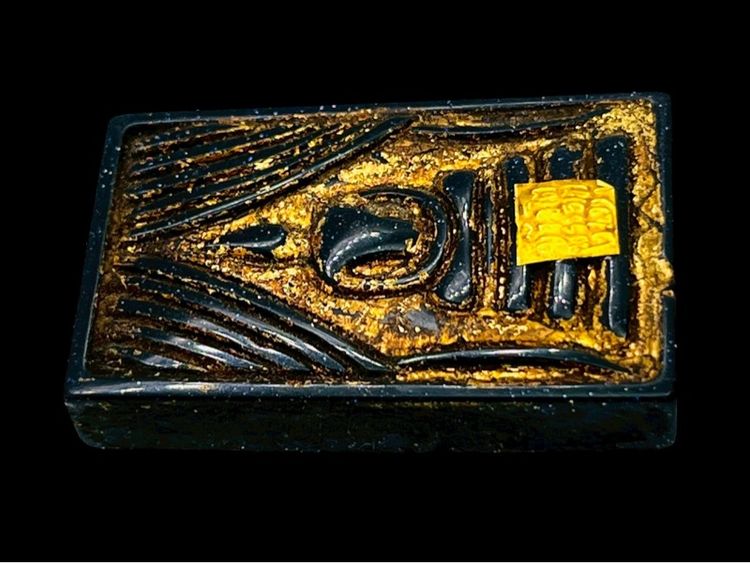 พระสมเด็จพิมพ์ แหวกม่าน ปิดแผ่นทองคำ 2411 เนื้อทรายเงินหิน แห่งความร่ำรวย และเชื่อกันว่าช่วยเสริมโชคลาภ เงินทอง และความเจริญรุ่งเรือง รูปที่ 3