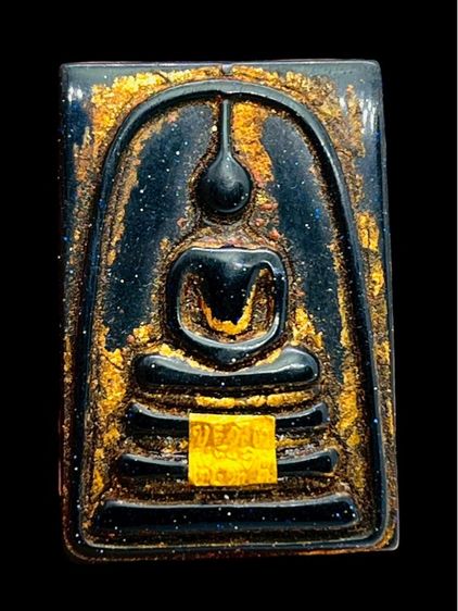 พระสมเด็จพิมพ์ใหญ่ปิดแผ่นทองคำ 2411 เนื้อทรายเงินหิน แห่งความร่ำรวย และเชื่อกันว่าช่วยเสริมโชคลาภ เงินทอง และความเจริญรุ่งเรือง