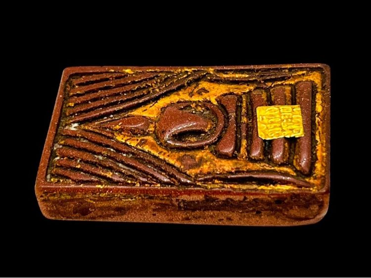 พระสมเด็จพิมพ์ แหวกม่าน เนื้อทรายทองหินแห่งความร่ำรวยโดยเชื่อว่าช่วยดึงดูดโชคลาภ เงินทอง และความเจริญรุ่งเรือง ความมั่งคั่ง รูปที่ 3