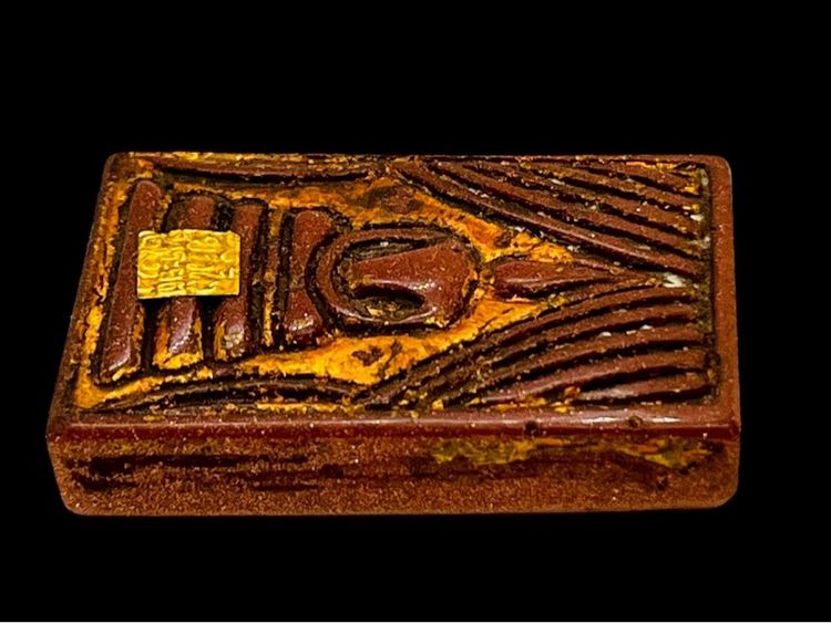 พระสมเด็จพิมพ์ แหวกม่าน เนื้อทรายทองหินแห่งความร่ำรวยโดยเชื่อว่าช่วยดึงดูดโชคลาภ เงินทอง และความเจริญรุ่งเรือง ความมั่งคั่ง รูปที่ 4