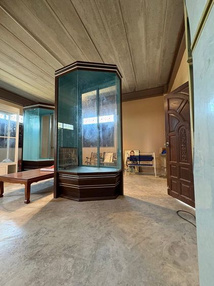 ตู้โชว์หุ่นเข้ามุมหน้าร้าน ไม้สักแท้ทั้งหลัง รูปที่ 2