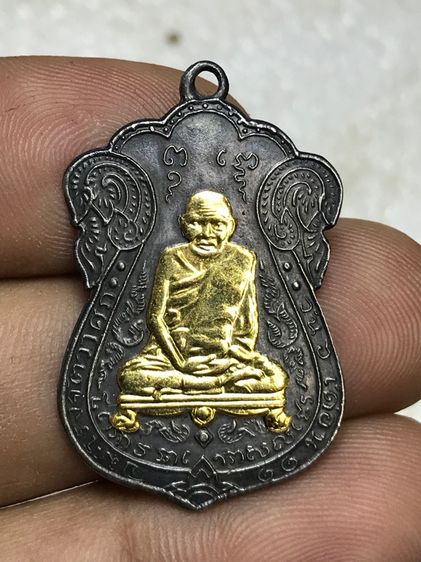 หลวงปู่เอี่ยมเหรียญเก่าพึ่งแกะออกจาหตลับพาสติกเก่า