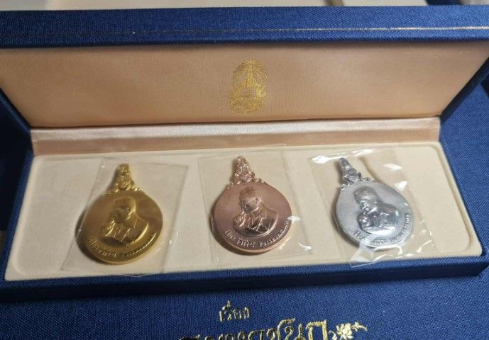 ชุดมหาชนกทองคำ นาก เงิน พิมพ์ใหญ่ พร้อมกล่องเดิมและหนังสือครบสวยมาก