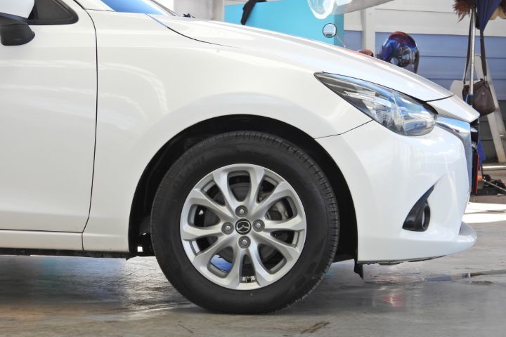 Mazda Mazda 2 2015 1.3 High Plus Sedan เบนซิน เกียร์อัตโนมัติ ขาว รูปที่ 4