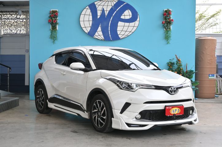 รถ Toyota C-HR 1.8 Mid สี ขาว