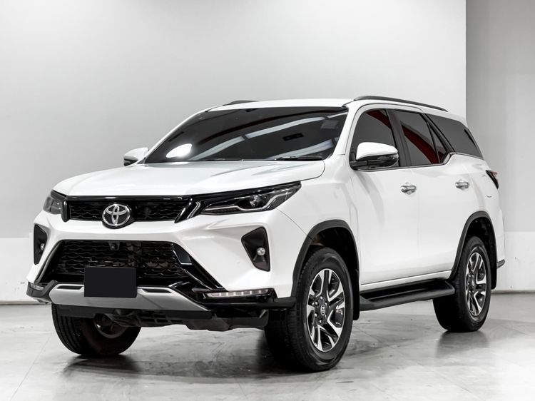 รถ Toyota Fortuner 2.4 Leader V สี ขาว