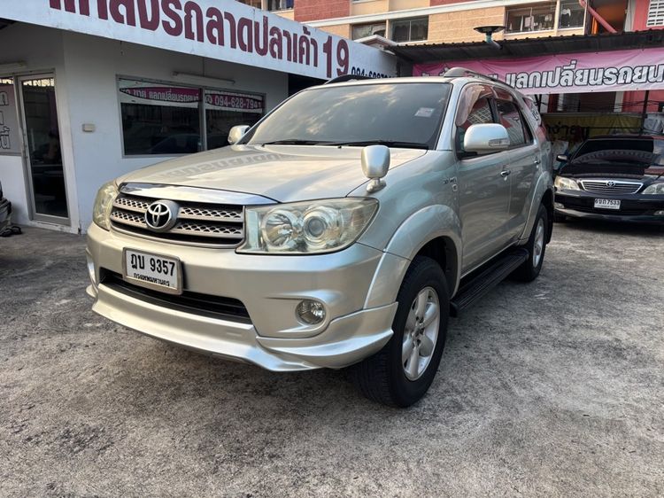รถ Toyota Fortuner 2.7 V สี บรอนซ์เงิน